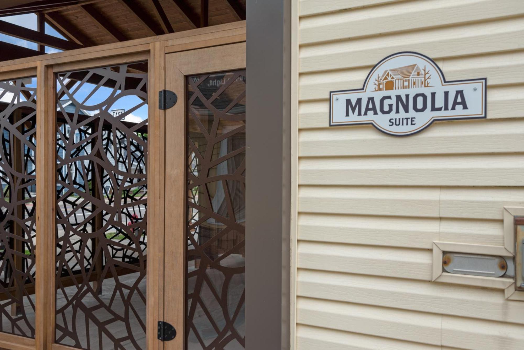 Magnolia Suite - Main Street Lodge In Berlin Bagian luar foto